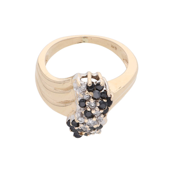 Anillo hechura especial con diamantes en oro amarillo 10 kilates.