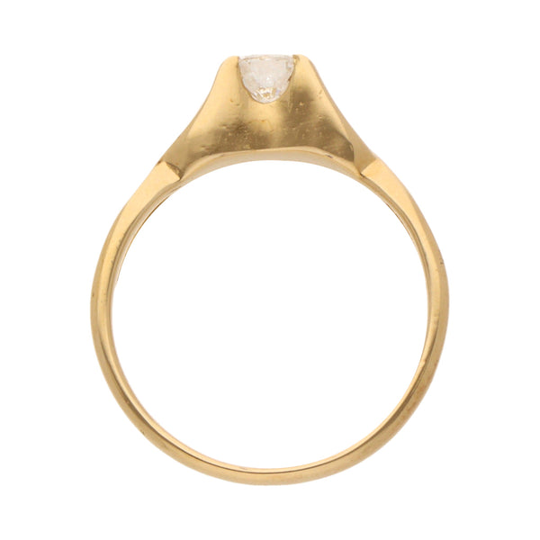 Anillo solitario con diamante en oro amarillo 14 kilates.