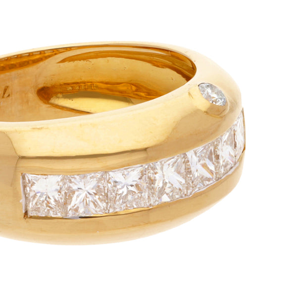 Anillo hechura especial con ocho diamantes en oro amarillo 18 kilates.