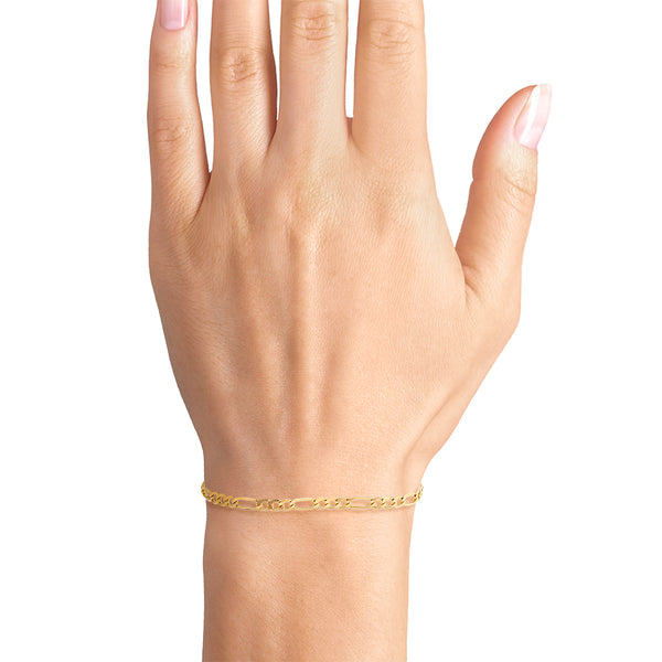 Tres pulseras de tres eslabones por uno diamantado en oro amarillo.