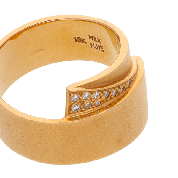 Anillo hechura especial con diamantes en oro amarillo 18 kilates.