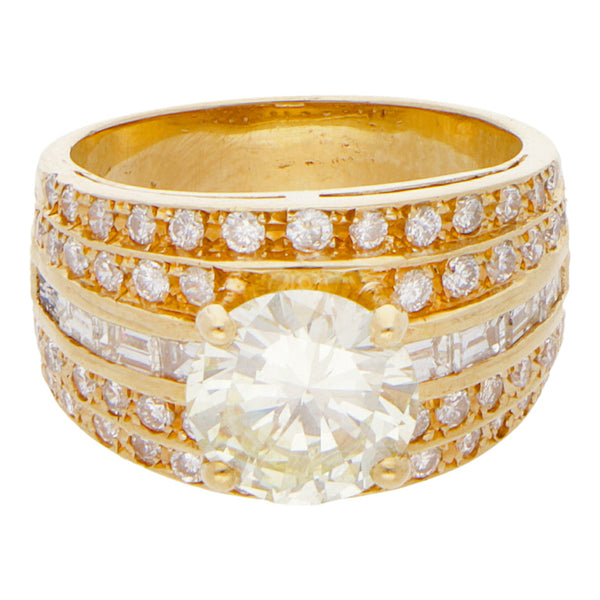 Anillo hechura especial con diamantes en oro amarillo 14 kilates.