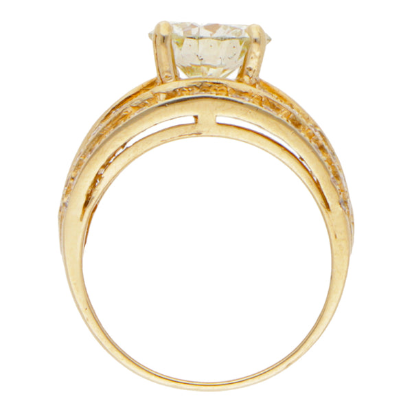 Anillo hechura especial con diamantes en oro amarillo 14 kilates.