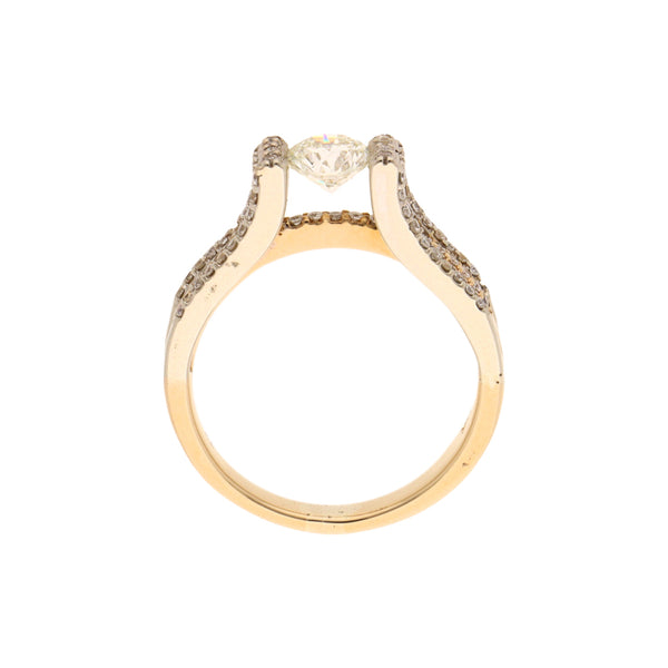 Anillo estilizado con diamante en oro dos tonos 14 kilates.