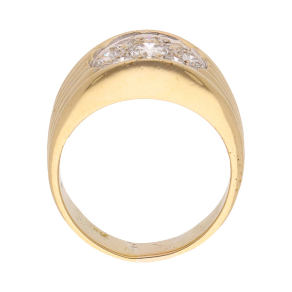 Anillo hechura especial con diamantes en oro amarillo 18 kilates.