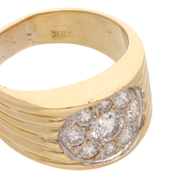 Anillo hechura especial con diamantes en oro amarillo 18 kilates.