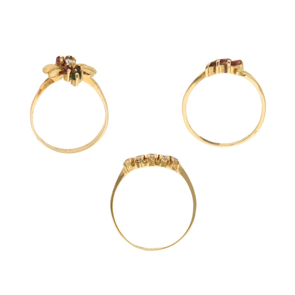 Tres anillos diseño especial con sintéticos en oro amarillo 14 kilates.