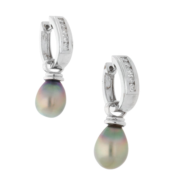 Arracadas estilizadas con diamantes y perlas en oro blanco 14 kilates.