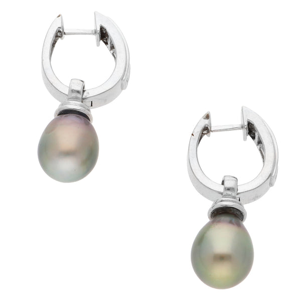Arracadas estilizadas con diamantes y perlas en oro blanco 14 kilates.
