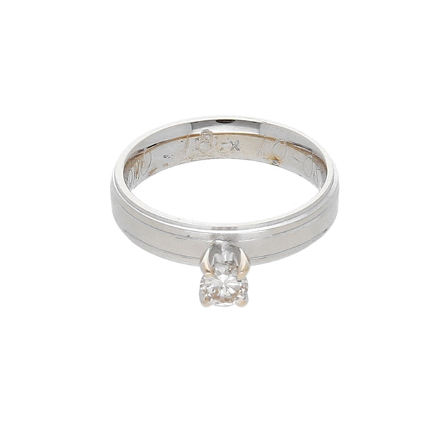 Anillo solitario con diamante en oro blanco 14 kilates.