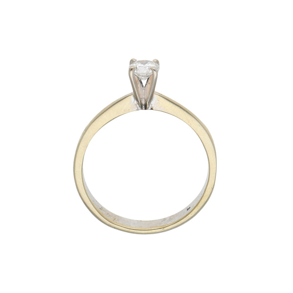 Anillo solitario con diamante en oro blanco 14 kilates.