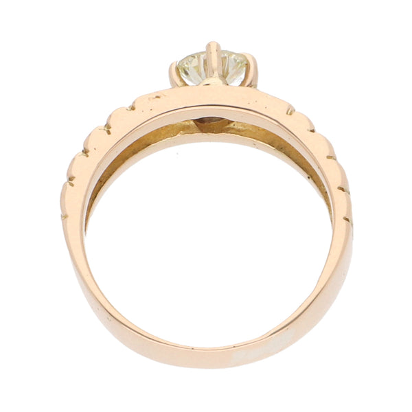 Anillo solitario con diamante en oro amarillo 14 kilates.