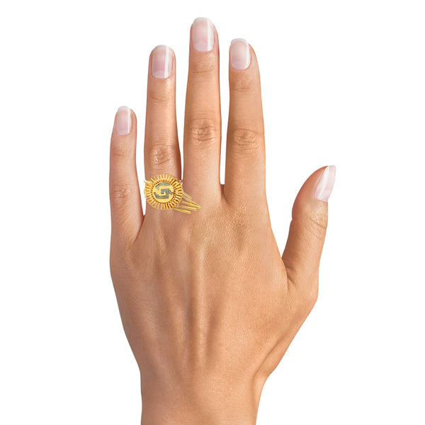 Juego de anillo y broqueles calados con esmalte y colgantes en oro amarillo 16 kilates.