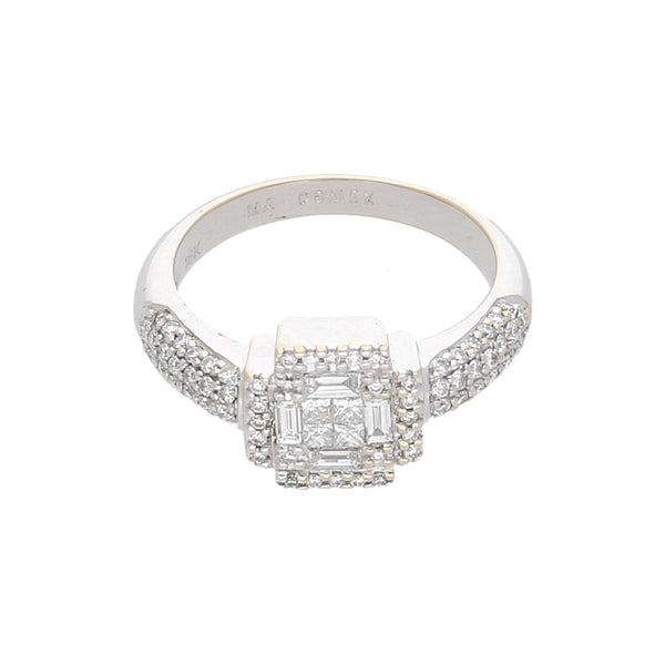 Anillo estilizado con diamantes en oro blanco 18 kilates.