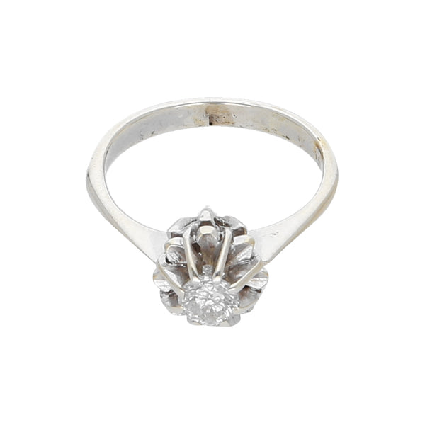 Anillo calado motivo flor con diamante en oro blanco 10 kilates.