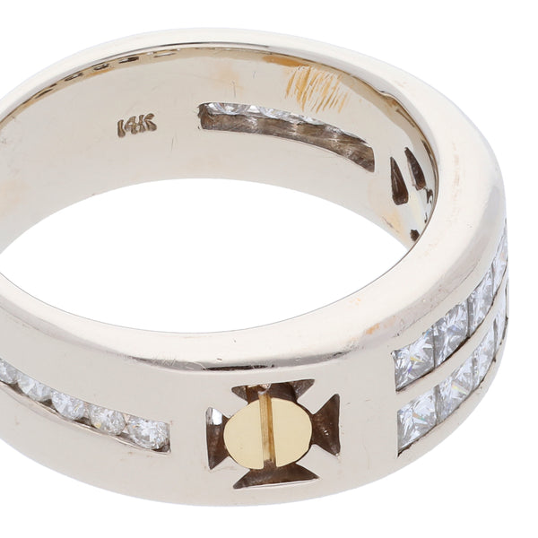 Argolla hechura especial con diamantes en oro tres tonos 14 kilates.