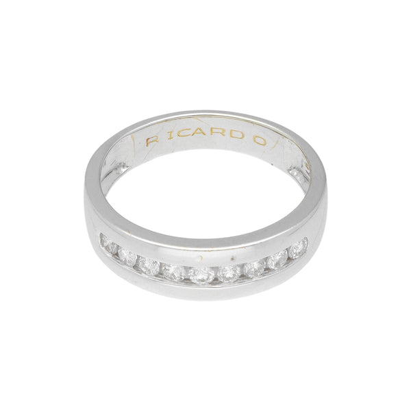 Anillo liso con diamantes en oro blanco 14 kilates.