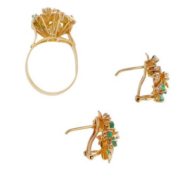 Juego de anillo y aretes hechura especial motivo flores con esmeraldas y sintéticos en oro amarillo 14 kilates.