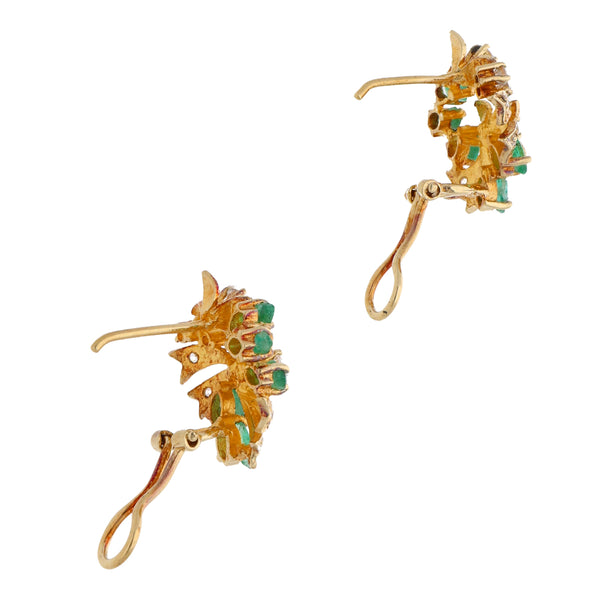 Juego de anillo y aretes hechura especial motivo flores con esmeraldas y sintéticos en oro amarillo 14 kilates.