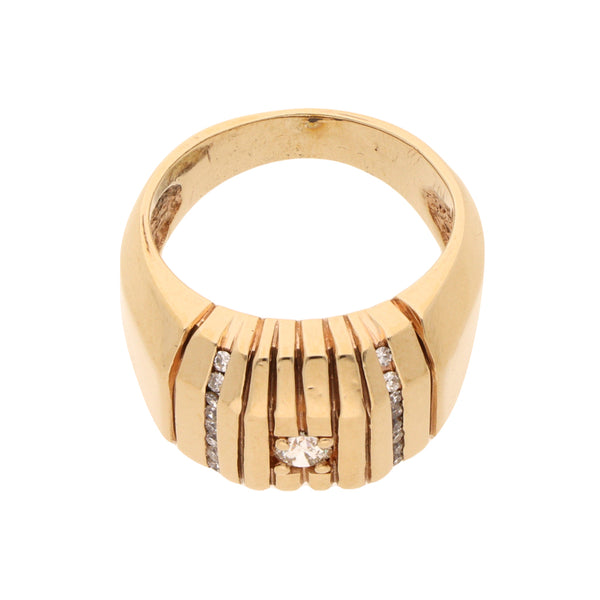 Anillo estilizado con diamantes en oro amarillo 10 kilates.