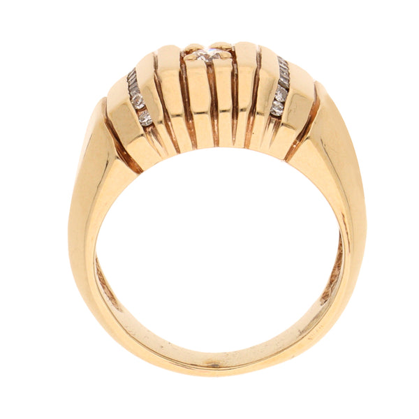 Anillo estilizado con diamantes en oro amarillo 10 kilates.