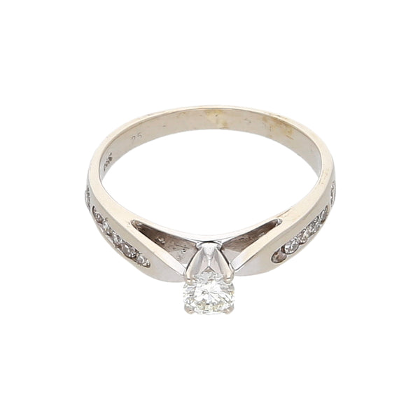 Anillo diseño especial con diamantes en oro blanco 14 kilates.