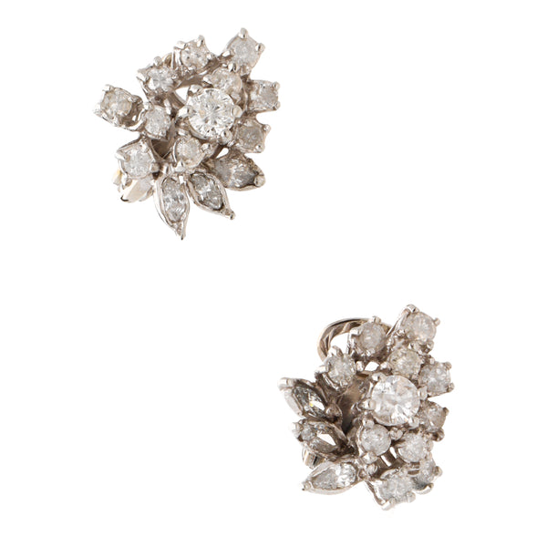 Aretes calados con diamantes en oro blanco 8 kilates.