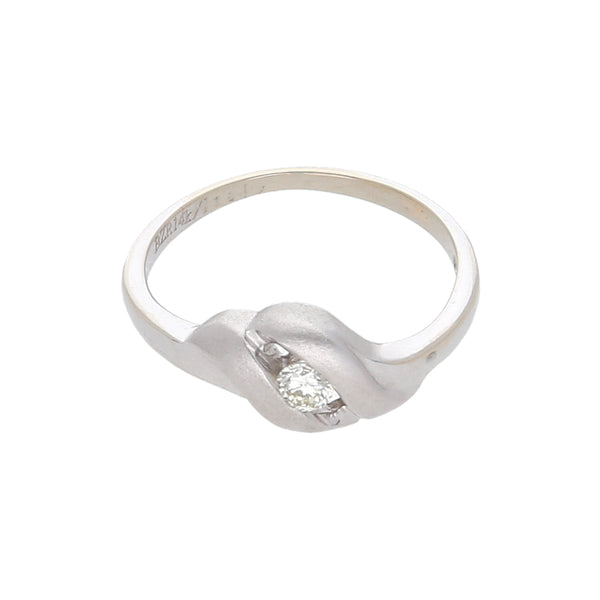 Anillo solitario con diamante en oro blanco 14 kilates.