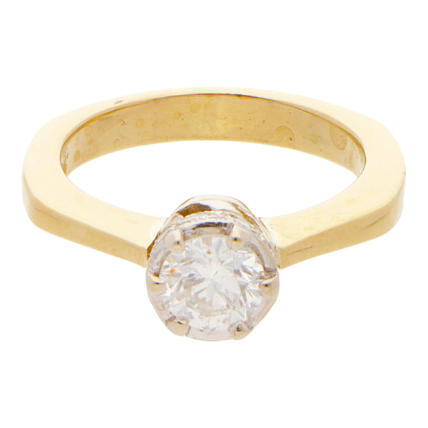 Anillo hechura especial con diamante y chispas de diamante en oro dos tonos 18 kilates.