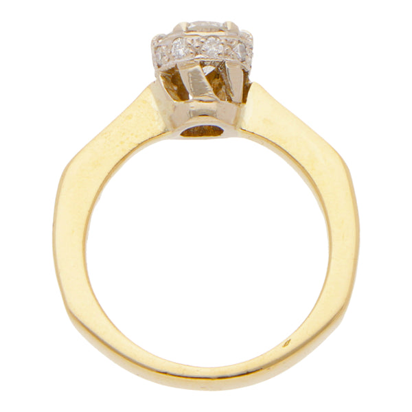 Anillo hechura especial con diamante y chispas de diamante en oro dos tonos 18 kilates.