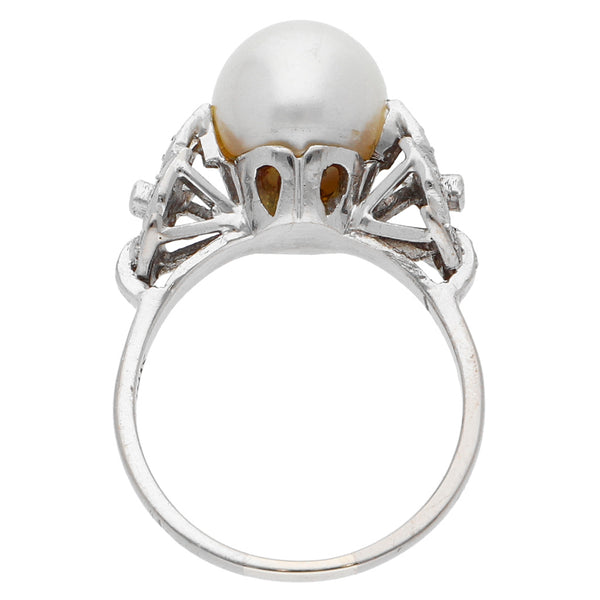 Anillo hechura especial con diamantes y perla en oro blanco 18 kilates.