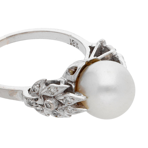 Anillo hechura especial con diamantes y perla en oro blanco 18 kilates.