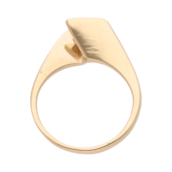 Anillo solitario con diamante en oro amarillo 14 kilates.