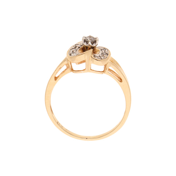 Anillo calado con diamantes motivo corazón en oro amarillo 12 kilates.