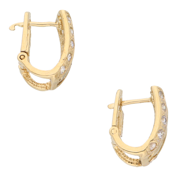 Aretes hechura especial con sintéticos en oro amarillo 14 kilates.