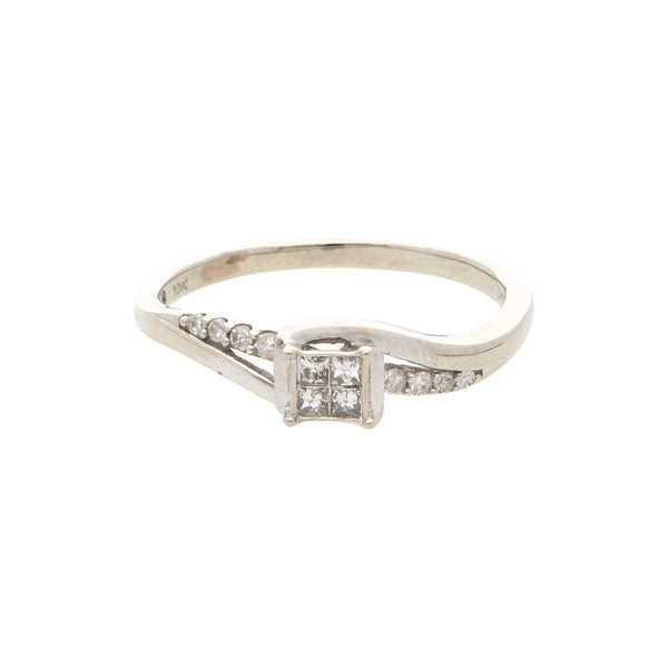 Anillo ondulado calado con diamantes en oro blanco 10 kilates.