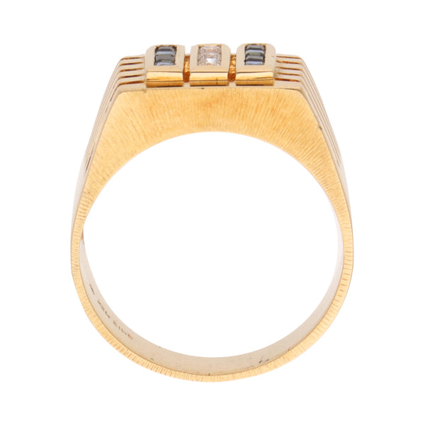 Anillo tipo sello con diamantes y zafiros en oro amarillo 18 kilates.