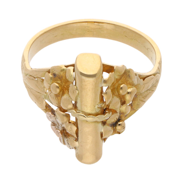 Anillo hechura especial motivo floral en oro amarillo 18 kilates.