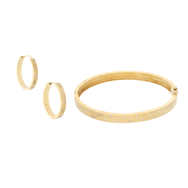 Juego de pulsera de arillo y arracadas articuladas con diamantes en oro amarillo 18 kilates.