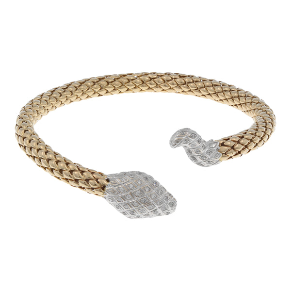 Pulsera de arillo abierta calada motivo serpiente con diamantes y alma de acero en oro dos tonos 14 kilates.