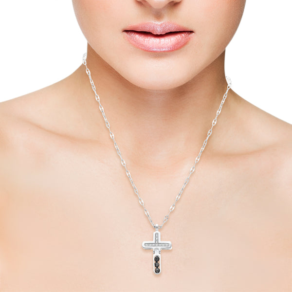 Collar eslabón cruzado nudo marino; cruz articulada con diamantes y sintéticos en oro blanco 18 kilates.