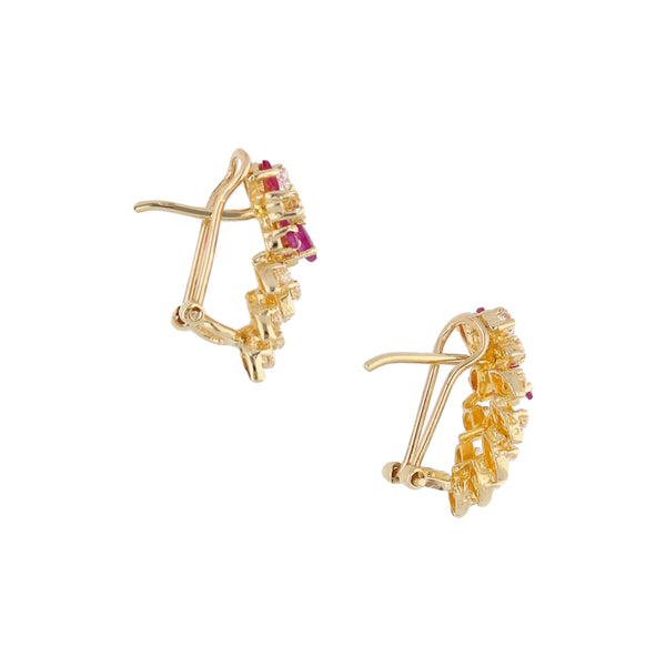 Aretes estilizados con rubíes y circonias en oro amarillo 14 kilates.