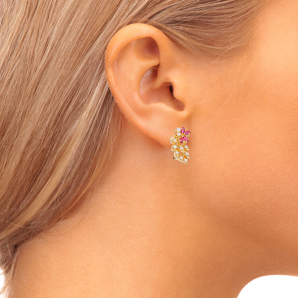 Aretes estilizados con rubíes y circonias en oro amarillo 14 kilates.