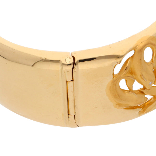 Brazalete ovalado articulado firma Carrera y Carrera motivo delfines con diamantes en oro amarillo 18 kilates.