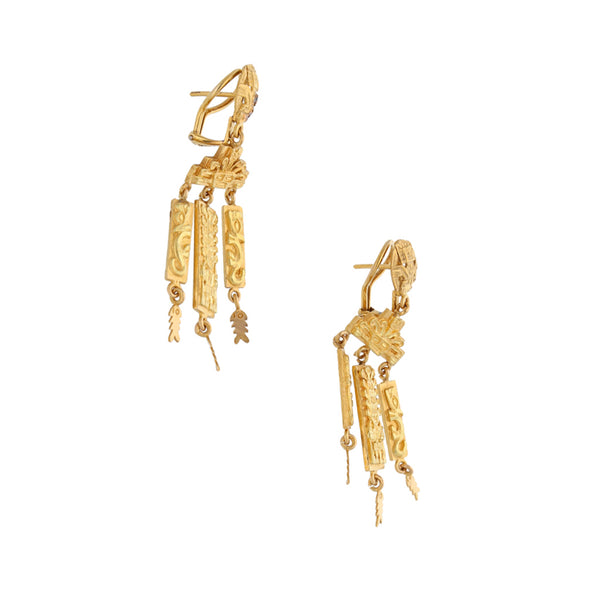 Aretes estilizados con colgantes motivo inca en oro amarillo 18 kilates.