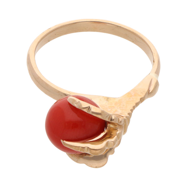 Anillo diseño especial motivo garra con coral en oro amarillo 18 kilates.