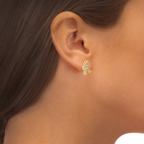 Aretes diseño especial motivo moño con sintéticos en oro amarillo 18 kilates.