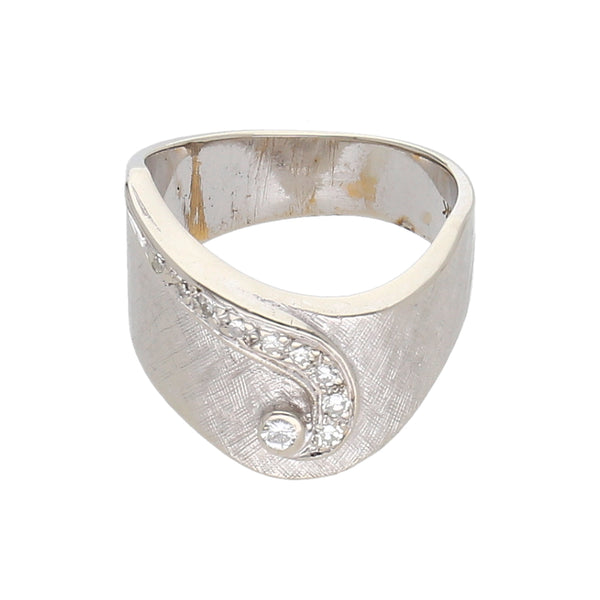 Anillo cepillado con diamantes en oro blanco 14 kilates.