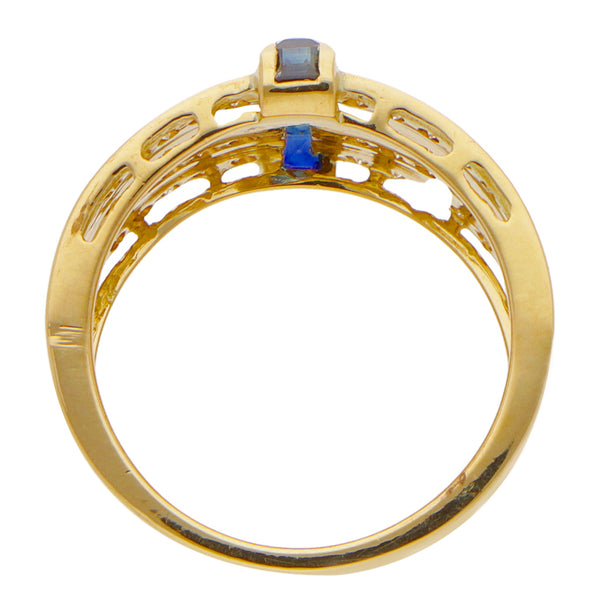Anillo hechura especial con diamantes y zafiros en oro amarillo 18 kilates.