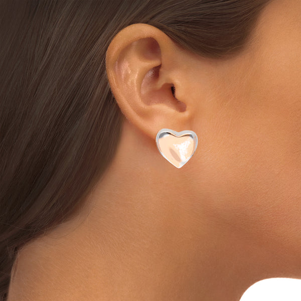 Aretes huecos motivo corazón en oro blanco 14 kilates.